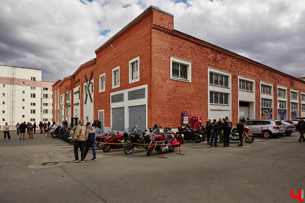 В минувшую субботу областной центр был разбужен ревом моторов, сопровождавшим грандиозную вечеринку Rebel Party (Custom). Гостей мероприятия встречала роскошная автомотовыставка, развлекала яркая шоу-программа, а погружал в кастом-культуру любопытных владимирцев маркет товаров в стиле американской классики.