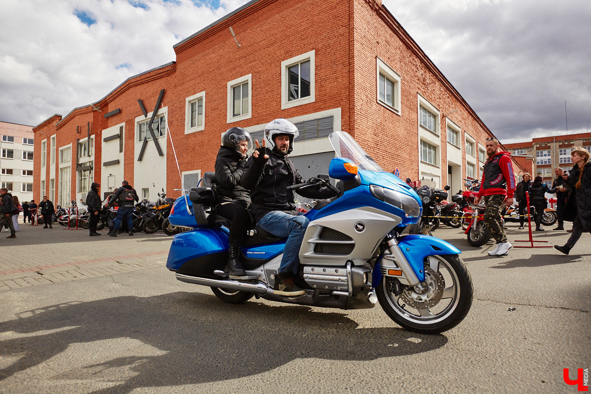 В минувшую субботу областной центр был разбужен ревом моторов, сопровождавшим грандиозную вечеринку Rebel Party (Custom). Гостей мероприятия встречала роскошная автомотовыставка, развлекала яркая шоу-программа, а погружал в кастом-культуру любопытных владимирцев маркет товаров в стиле американской классики.