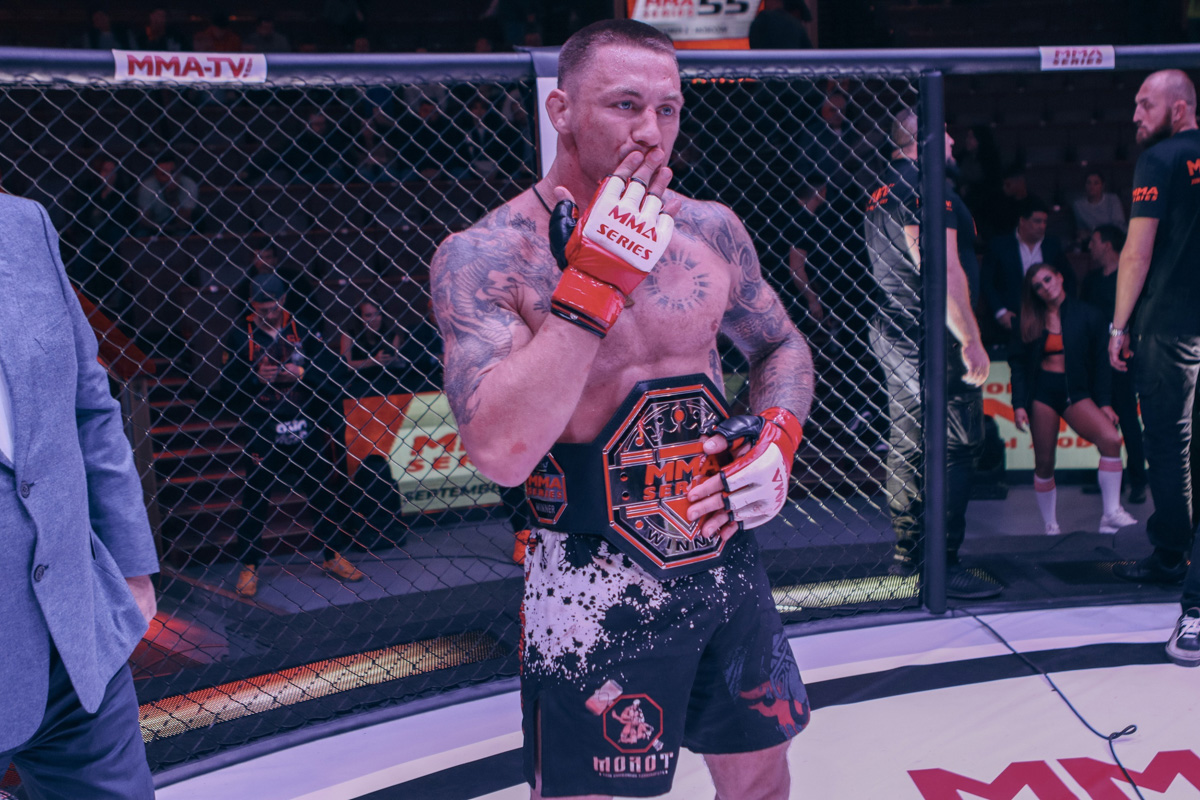 Богатыри из Мурома продолжают покорять турниры ММА-серии. Два наших бойца не просто выиграли свои поединки, но и завоевали серебряные пояса Победителей. Отличились Сергей Дьяконов и Сергей Бобрышев. Последний вернулся в октагон после скандала. 