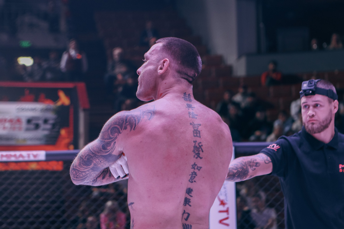 Богатыри из Мурома продолжают покорять турниры ММА-серии. Два наших бойца не просто выиграли свои поединки, но и завоевали серебряные пояса Победителей. Отличились Сергей Дьяконов и Сергей Бобрышев. Последний вернулся в октагон после скандала. 