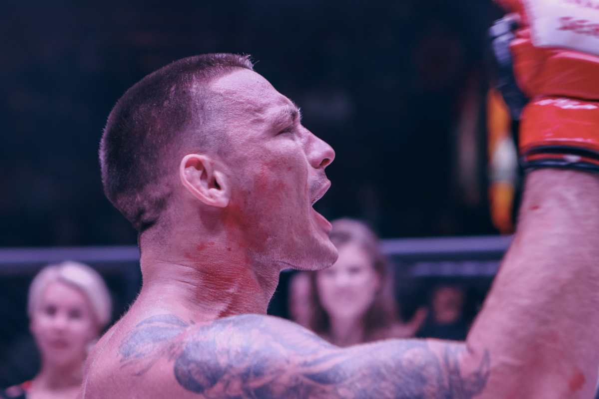 Богатыри из Мурома продолжают покорять турниры ММА-серии. Два наших бойца не просто выиграли свои поединки, но и завоевали серебряные пояса Победителей. Отличились Сергей Дьяконов и Сергей Бобрышев. Последний вернулся в октагон после скандала. 