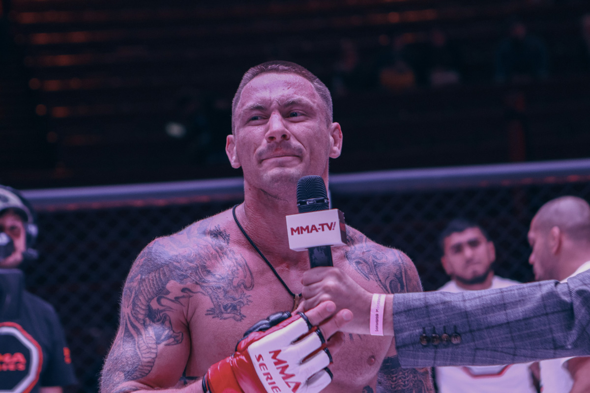 Богатыри из Мурома продолжают покорять турниры ММА-серии. Два наших бойца не просто выиграли свои поединки, но и завоевали серебряные пояса Победителей. Отличились Сергей Дьяконов и Сергей Бобрышев. Последний вернулся в октагон после скандала. 