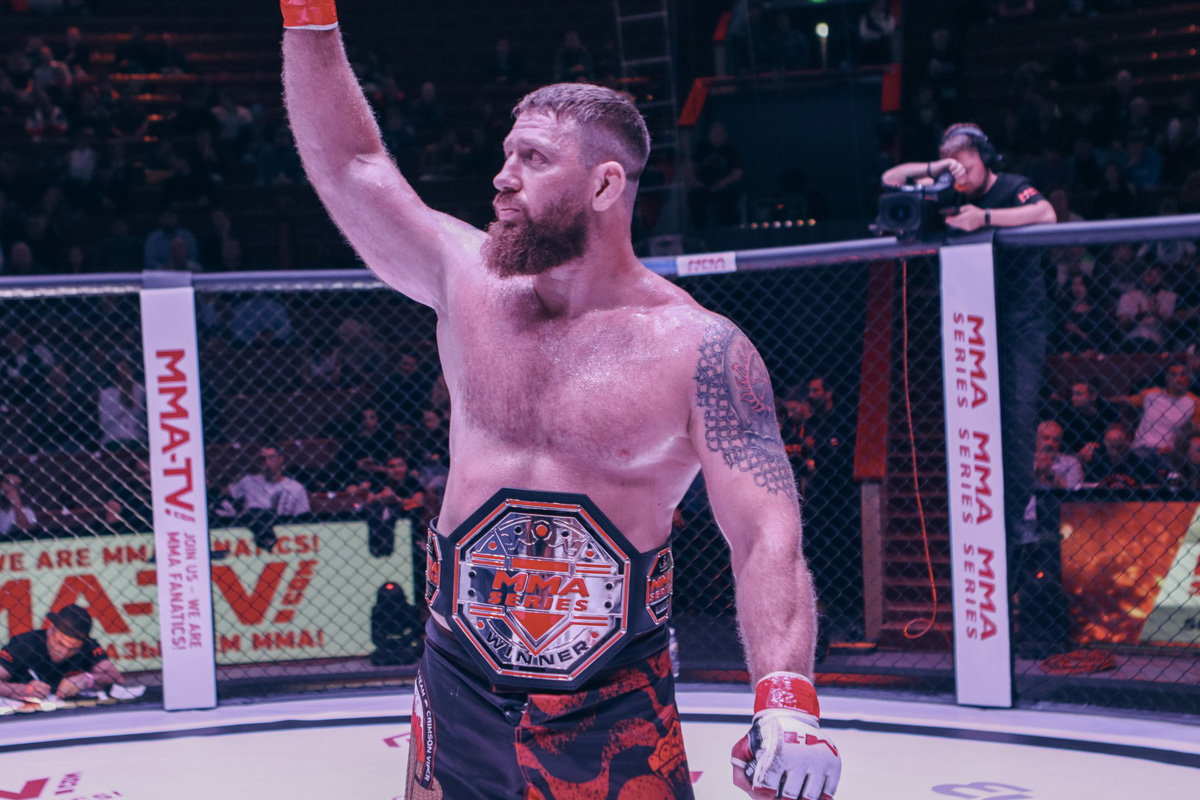 Богатыри из Мурома продолжают покорять турниры ММА-серии. Два наших бойца не просто выиграли свои поединки, но и завоевали серебряные пояса Победителей. Отличились Сергей Дьяконов и Сергей Бобрышев. Последний вернулся в октагон после скандала. 