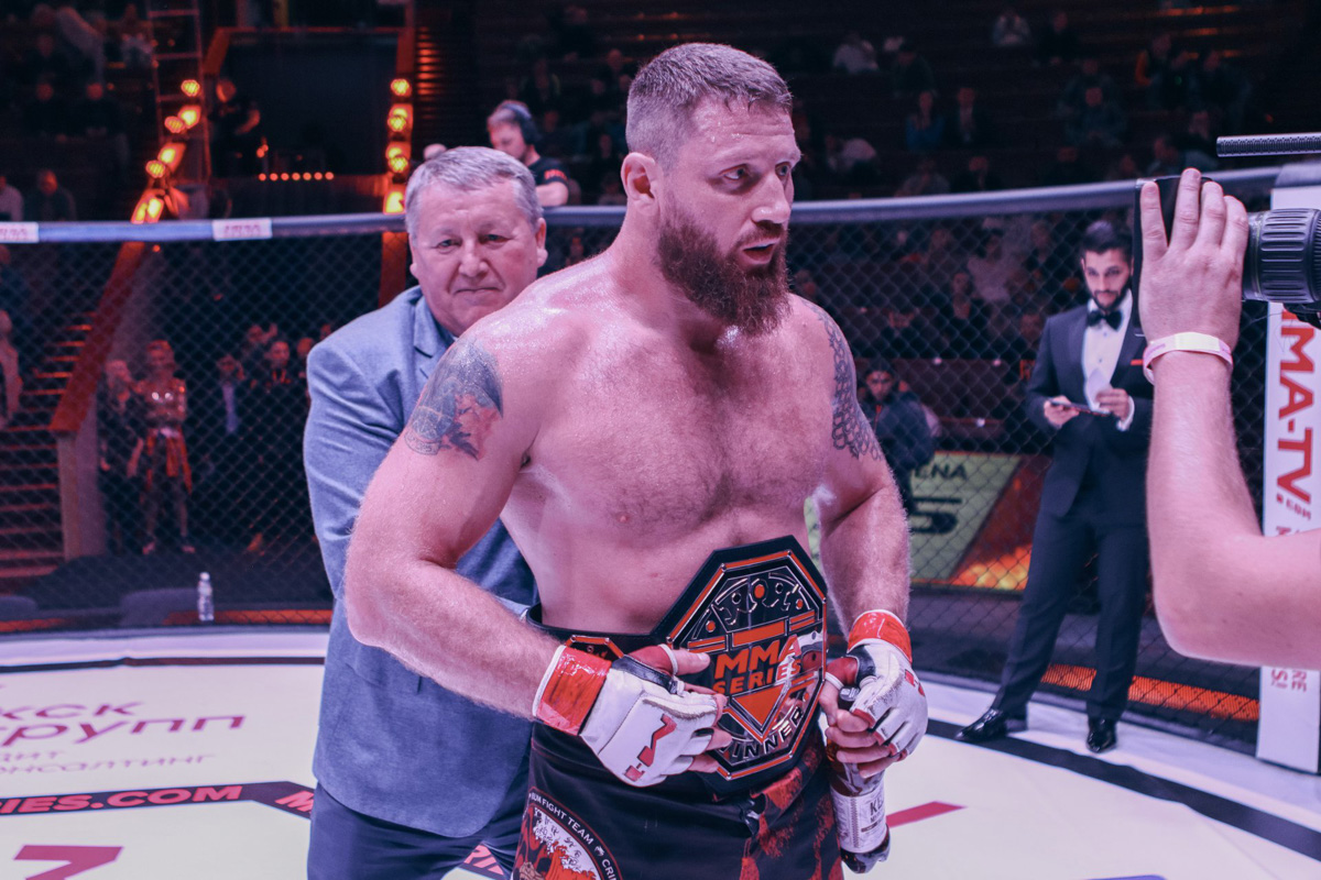 Богатыри из Мурома продолжают покорять турниры ММА-серии. Два наших бойца не просто выиграли свои поединки, но и завоевали серебряные пояса Победителей. Отличились Сергей Дьяконов и Сергей Бобрышев. Последний вернулся в октагон после скандала. 