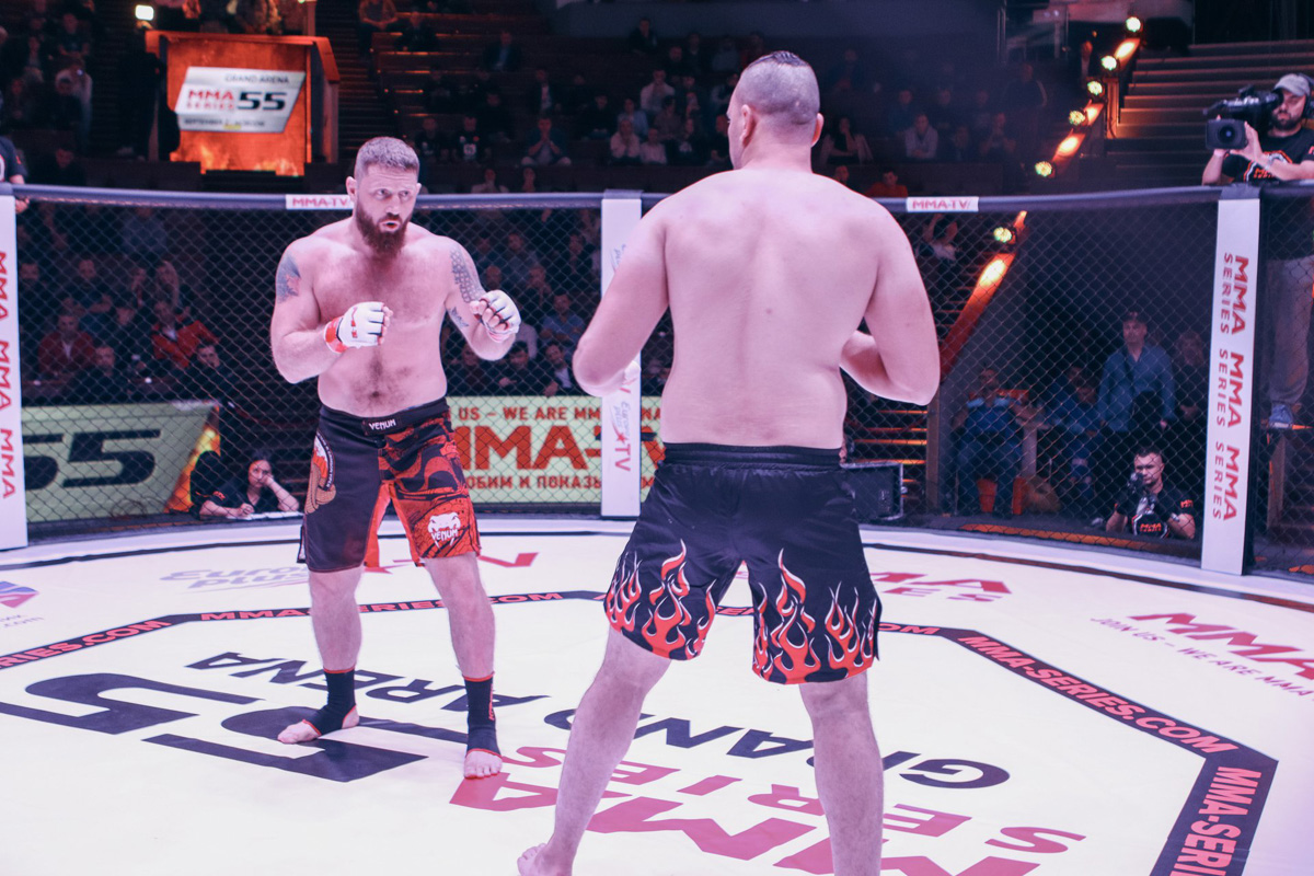 Богатыри из Мурома продолжают покорять турниры ММА-серии. Два наших бойца не просто выиграли свои поединки, но и завоевали серебряные пояса Победителей. Отличились Сергей Дьяконов и Сергей Бобрышев. Последний вернулся в октагон после скандала. 