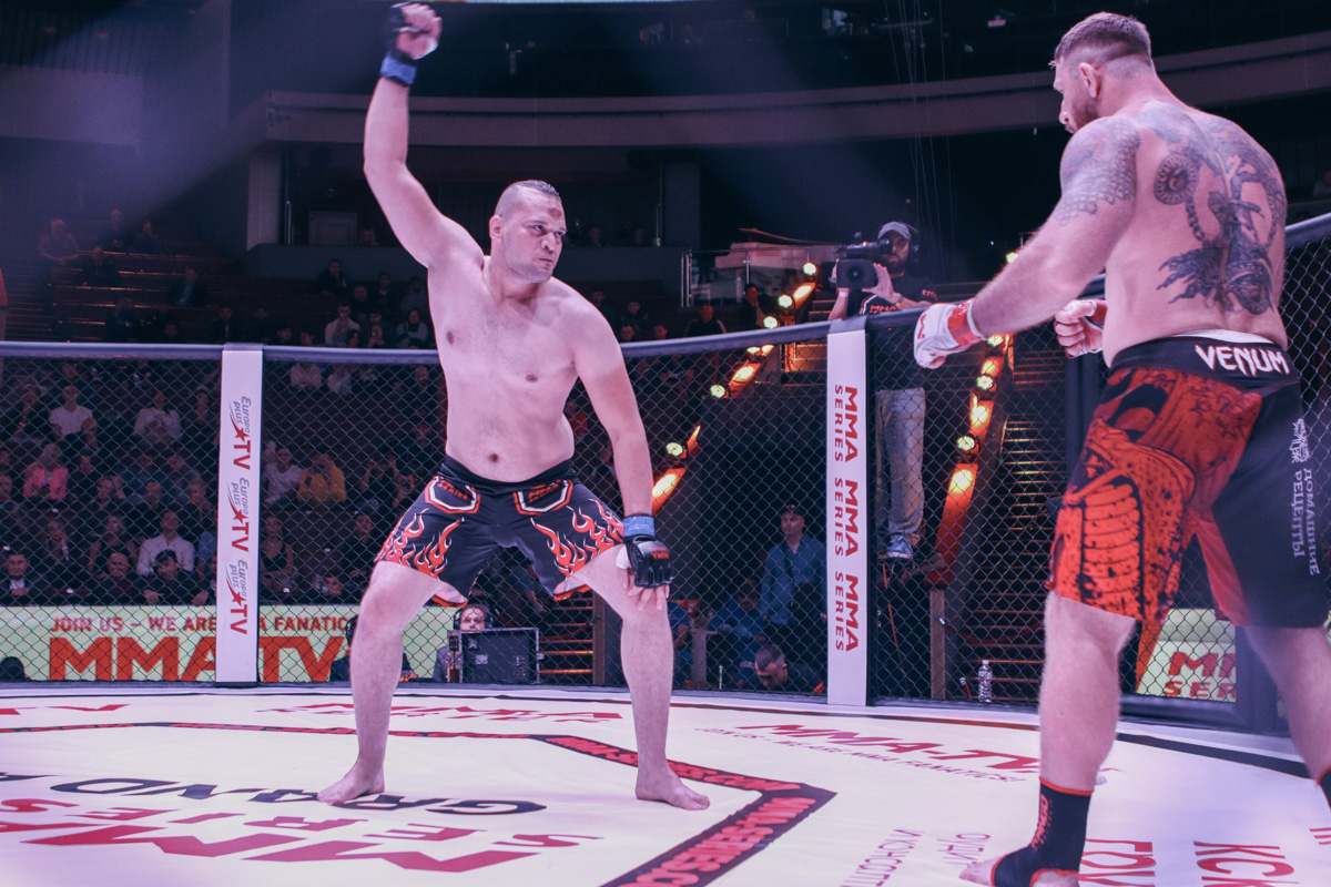 Богатыри из Мурома продолжают покорять турниры ММА-серии. Два наших бойца не просто выиграли свои поединки, но и завоевали серебряные пояса Победителей. Отличились Сергей Дьяконов и Сергей Бобрышев. Последний вернулся в октагон после скандала. 