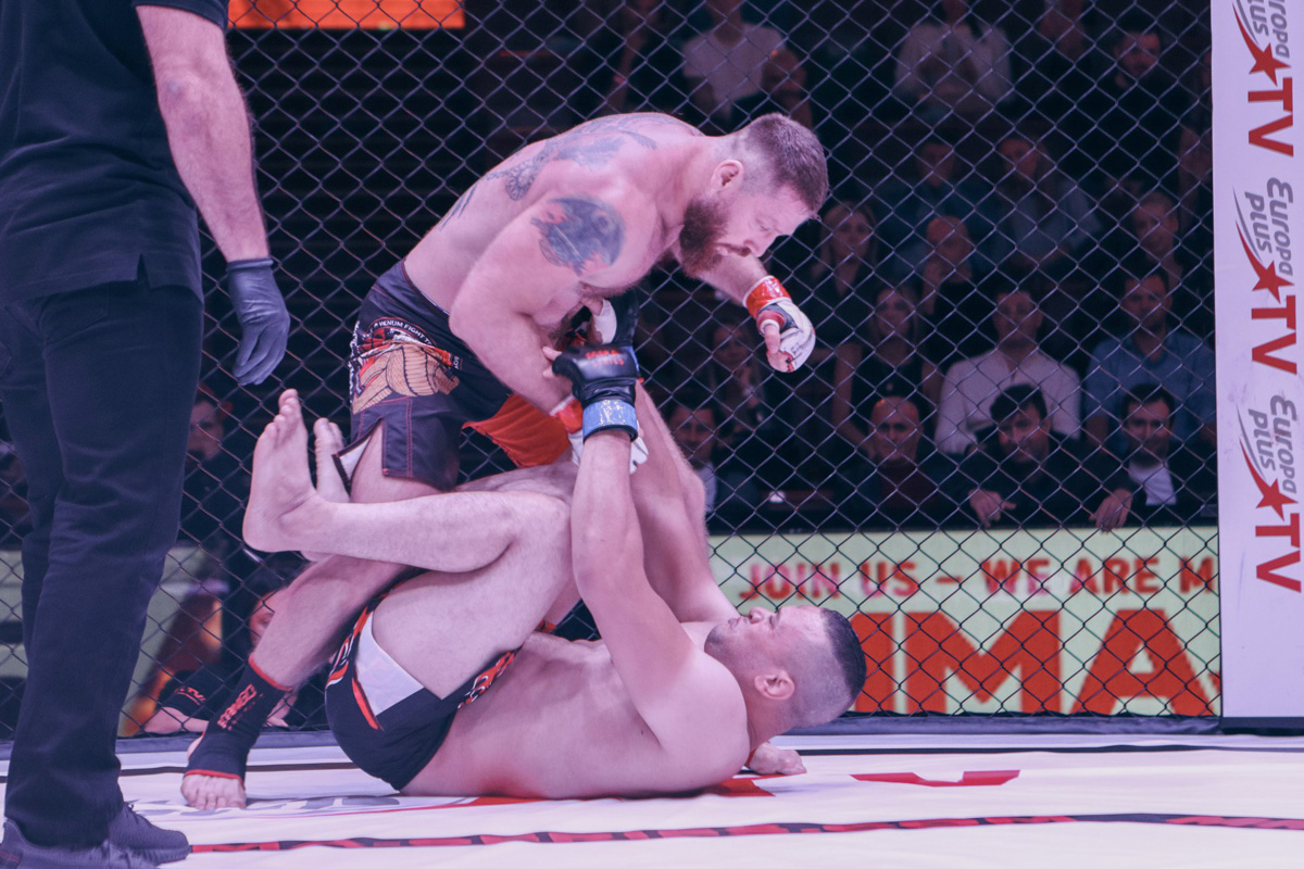 Богатыри из Мурома продолжают покорять турниры ММА-серии. Два наших бойца не просто выиграли свои поединки, но и завоевали серебряные пояса Победителей. Отличились Сергей Дьяконов и Сергей Бобрышев. Последний вернулся в октагон после скандала. 