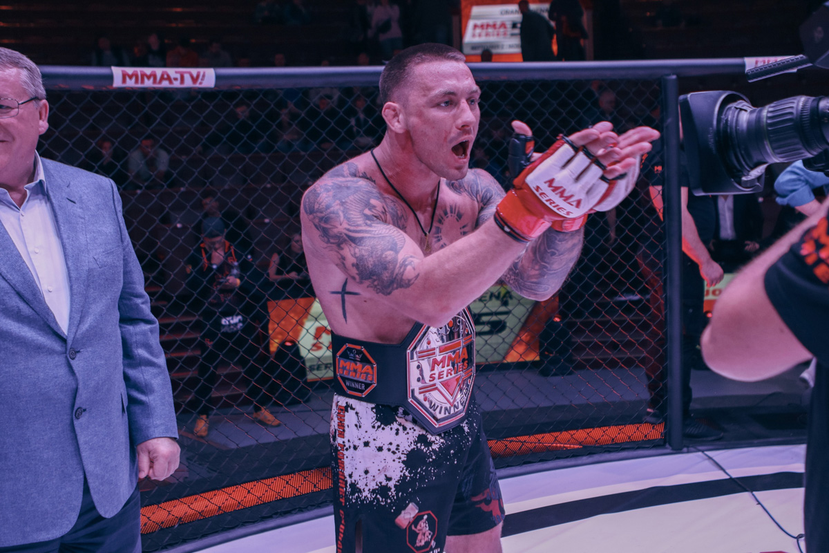 Богатыри из Мурома продолжают покорять турниры ММА-серии. Два наших бойца не просто выиграли свои поединки, но и завоевали серебряные пояса Победителей. Отличились Сергей Дьяконов и Сергей Бобрышев. Последний вернулся в октагон после скандала. 