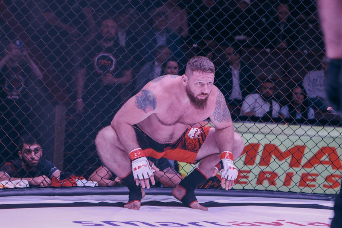 Богатыри из Мурома продолжают покорять турниры ММА-серии. Два наших бойца не просто выиграли свои поединки, но и завоевали серебряные пояса Победителей. Отличились Сергей Дьяконов и Сергей Бобрышев. Последний вернулся в октагон после скандала. 