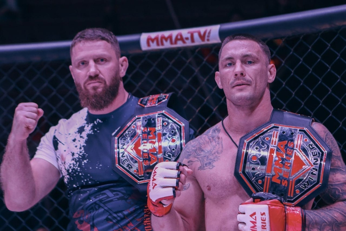 Богатыри из Мурома продолжают покорять турниры ММА-серии. Два наших бойца не просто выиграли свои поединки, но и завоевали серебряные пояса Победителей. Отличились Сергей Дьяконов и Сергей Бобрышев. Последний вернулся в октагон после скандала. 