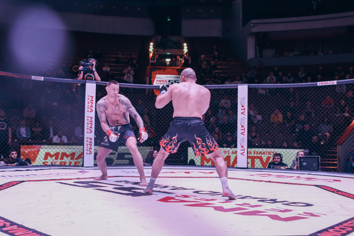 Богатыри из Мурома продолжают покорять турниры ММА-серии. Два наших бойца не просто выиграли свои поединки, но и завоевали серебряные пояса Победителей. Отличились Сергей Дьяконов и Сергей Бобрышев. Последний вернулся в октагон после скандала. 