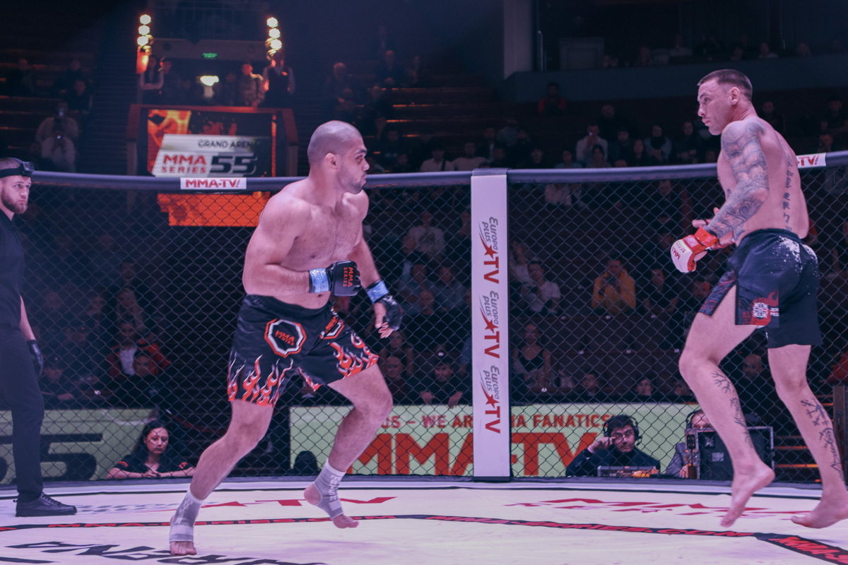 Богатыри из Мурома продолжают покорять турниры ММА-серии. Два наших бойца не просто выиграли свои поединки, но и завоевали серебряные пояса Победителей. Отличились Сергей Дьяконов и Сергей Бобрышев. Последний вернулся в октагон после скандала. 