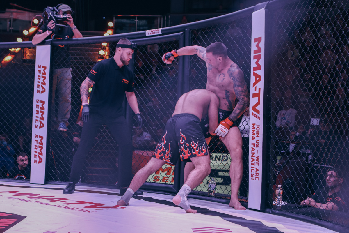 Богатыри из Мурома продолжают покорять турниры ММА-серии. Два наших бойца не просто выиграли свои поединки, но и завоевали серебряные пояса Победителей. Отличились Сергей Дьяконов и Сергей Бобрышев. Последний вернулся в октагон после скандала. 