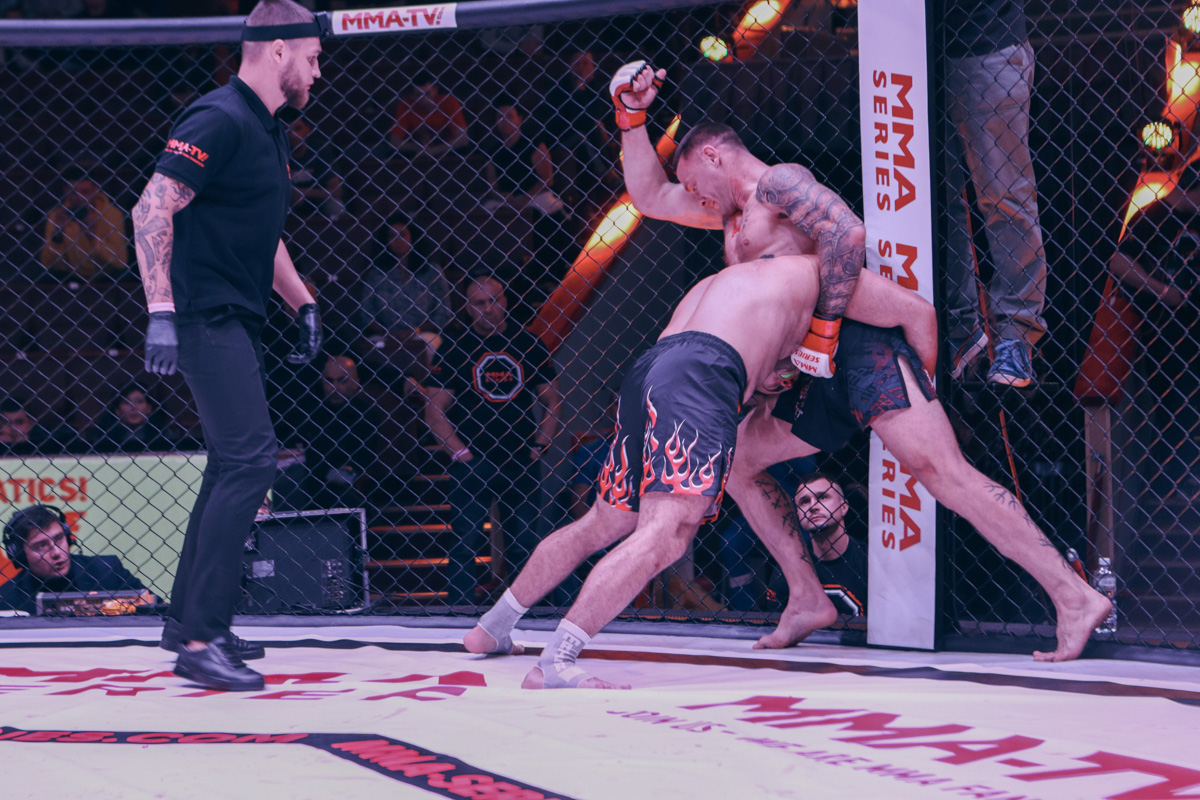 Богатыри из Мурома продолжают покорять турниры ММА-серии. Два наших бойца не просто выиграли свои поединки, но и завоевали серебряные пояса Победителей. Отличились Сергей Дьяконов и Сергей Бобрышев. Последний вернулся в октагон после скандала. 