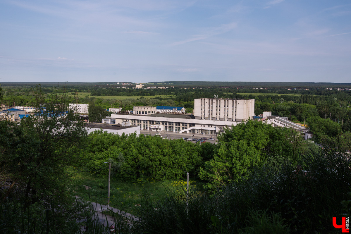 В середине августа студенты московской РАНХиГС проводили во Владимире проектный семинар «Мыслим территорию вместе», где затронули давно волнующую местных жителей тему: облик железнодорожного вокзала и прилегающего к нему квартала. Архитекторы провели онлайн- и офлайн-исследования, исходя из чего сформировали новую концепцию транспортной локации. Что происходит сейчас: 6 сентября была представлена временная технология работы вокзального комплекса на период реконструкции.