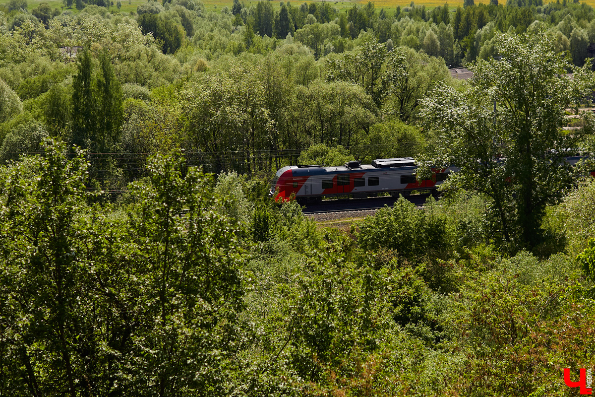 В середине августа студенты московской РАНХиГС проводили во Владимире проектный семинар «Мыслим территорию вместе», где затронули давно волнующую местных жителей тему: облик железнодорожного вокзала и прилегающего к нему квартала. Архитекторы провели онлайн- и офлайн-исследования, исходя из чего сформировали новую концепцию транспортной локации. Что происходит сейчас: 6 сентября была представлена временная технология работы вокзального комплекса на период реконструкции.