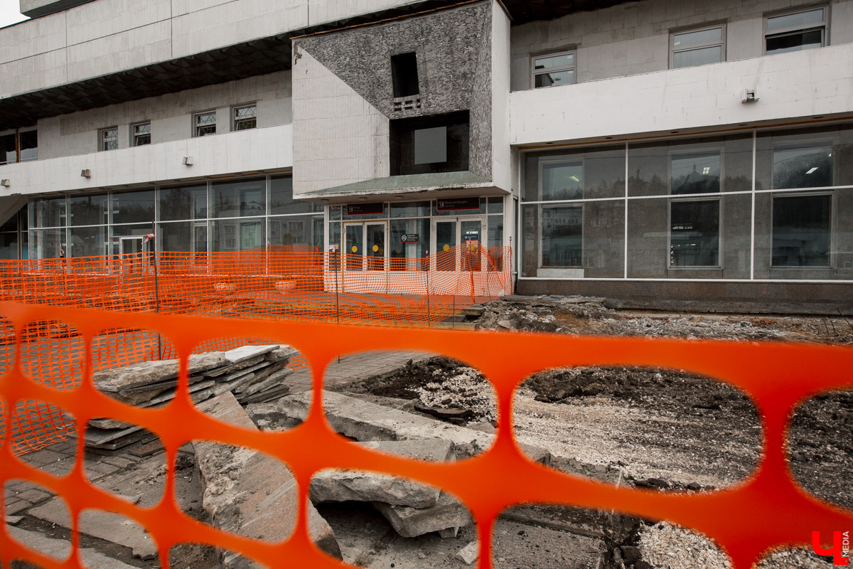 В середине августа студенты московской РАНХиГС проводили во Владимире проектный семинар «Мыслим территорию вместе», где затронули давно волнующую местных жителей тему: облик железнодорожного вокзала и прилегающего к нему квартала. Архитекторы провели онлайн- и офлайн-исследования, исходя из чего сформировали новую концепцию транспортной локации. Что происходит сейчас: 6 сентября была представлена временная технология работы вокзального комплекса на период реконструкции.