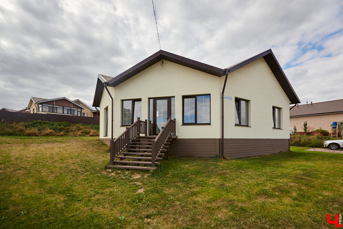 Решение о покупке коттеджа Анна вместе с супругом приняла весной 2020 года, когда лужайка возле дома стала чем-то большим, чем просто участок земли. Правда, на момент приобретения это был еще и не дом вовсе, а лишь залитый фундамент будущего уютного гнездышка. Что из этого получилось? Смотрим и вдохновляемся!