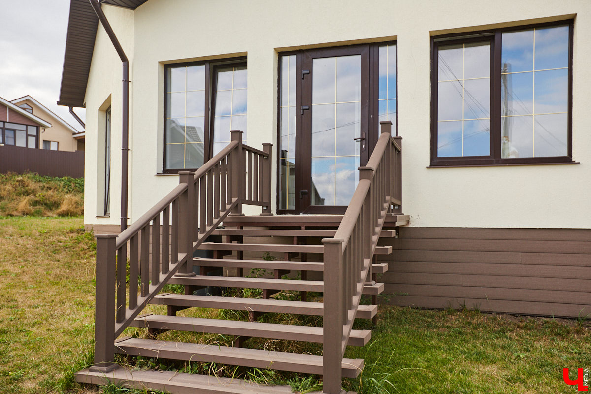 Решение о покупке коттеджа Анна вместе с супругом приняла весной 2020 года, когда лужайка возле дома стала чем-то большим, чем просто участок земли. Правда, на момент приобретения это был еще и не дом вовсе, а лишь залитый фундамент будущего уютного гнездышка. Что из этого получилось? Смотрим и вдохновляемся!