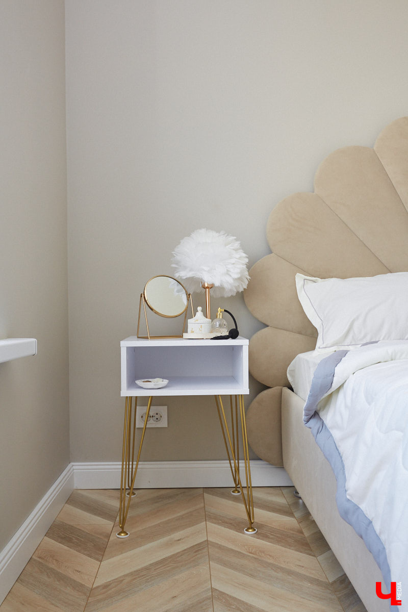 Решение о покупке коттеджа Анна вместе с супругом приняла весной 2020 года, когда лужайка возле дома стала чем-то большим, чем просто участок земли. Правда, на момент приобретения это был еще и не дом вовсе, а лишь залитый фундамент будущего уютного гнездышка. Что из этого получилось? Смотрим и вдохновляемся!