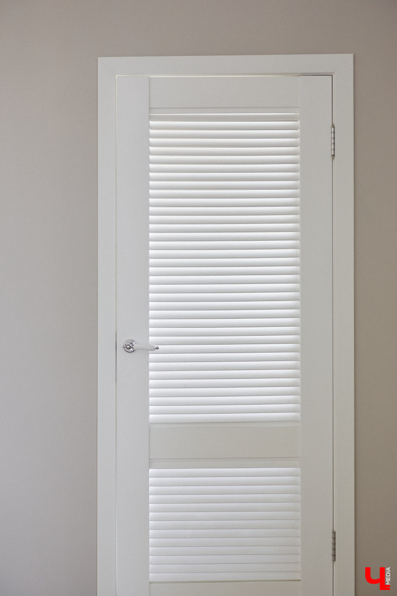 Решение о покупке коттеджа Анна вместе с супругом приняла весной 2020 года, когда лужайка возле дома стала чем-то большим, чем просто участок земли. Правда, на момент приобретения это был еще и не дом вовсе, а лишь залитый фундамент будущего уютного гнездышка. Что из этого получилось? Смотрим и вдохновляемся!