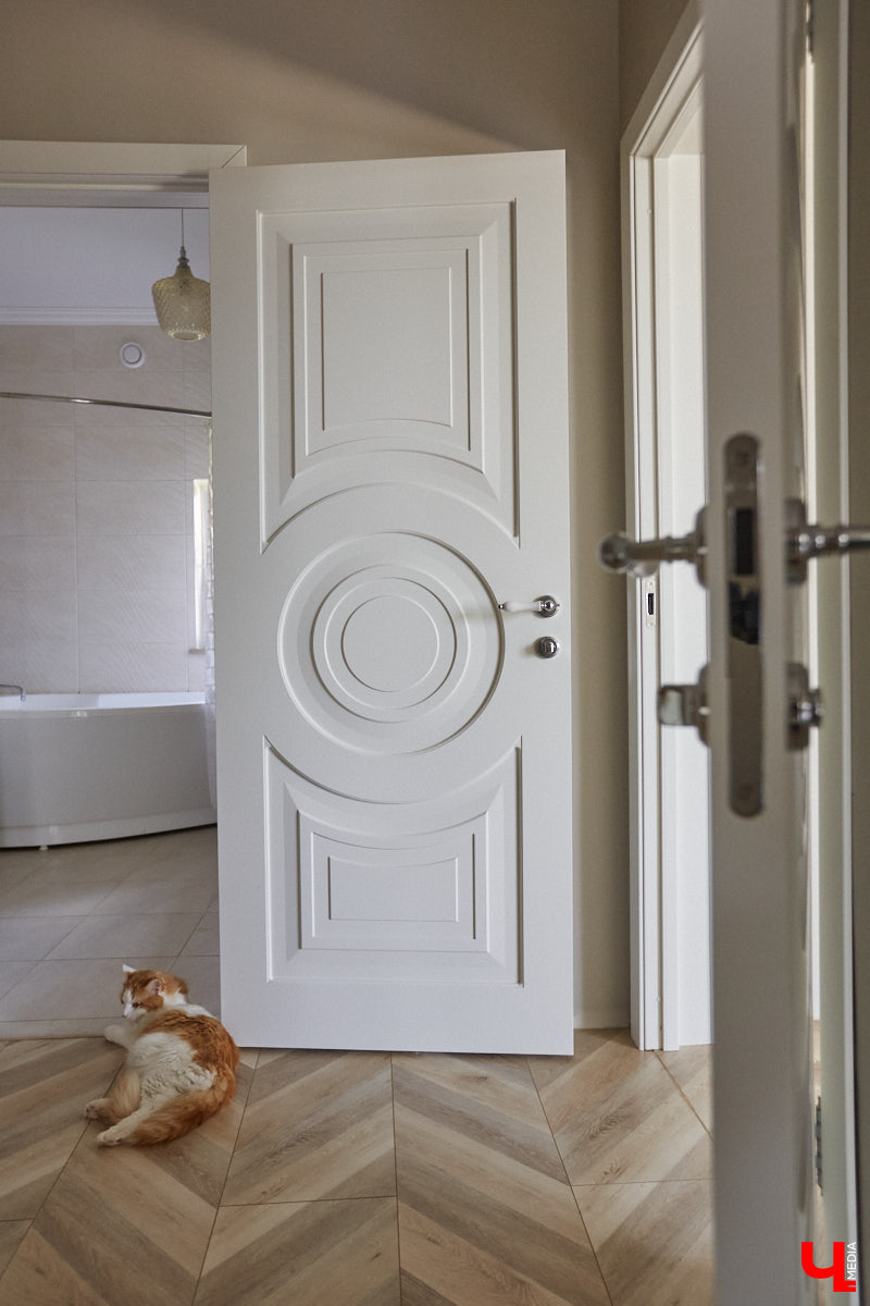 Решение о покупке коттеджа Анна вместе с супругом приняла весной 2020 года, когда лужайка возле дома стала чем-то большим, чем просто участок земли. Правда, на момент приобретения это был еще и не дом вовсе, а лишь залитый фундамент будущего уютного гнездышка. Что из этого получилось? Смотрим и вдохновляемся!