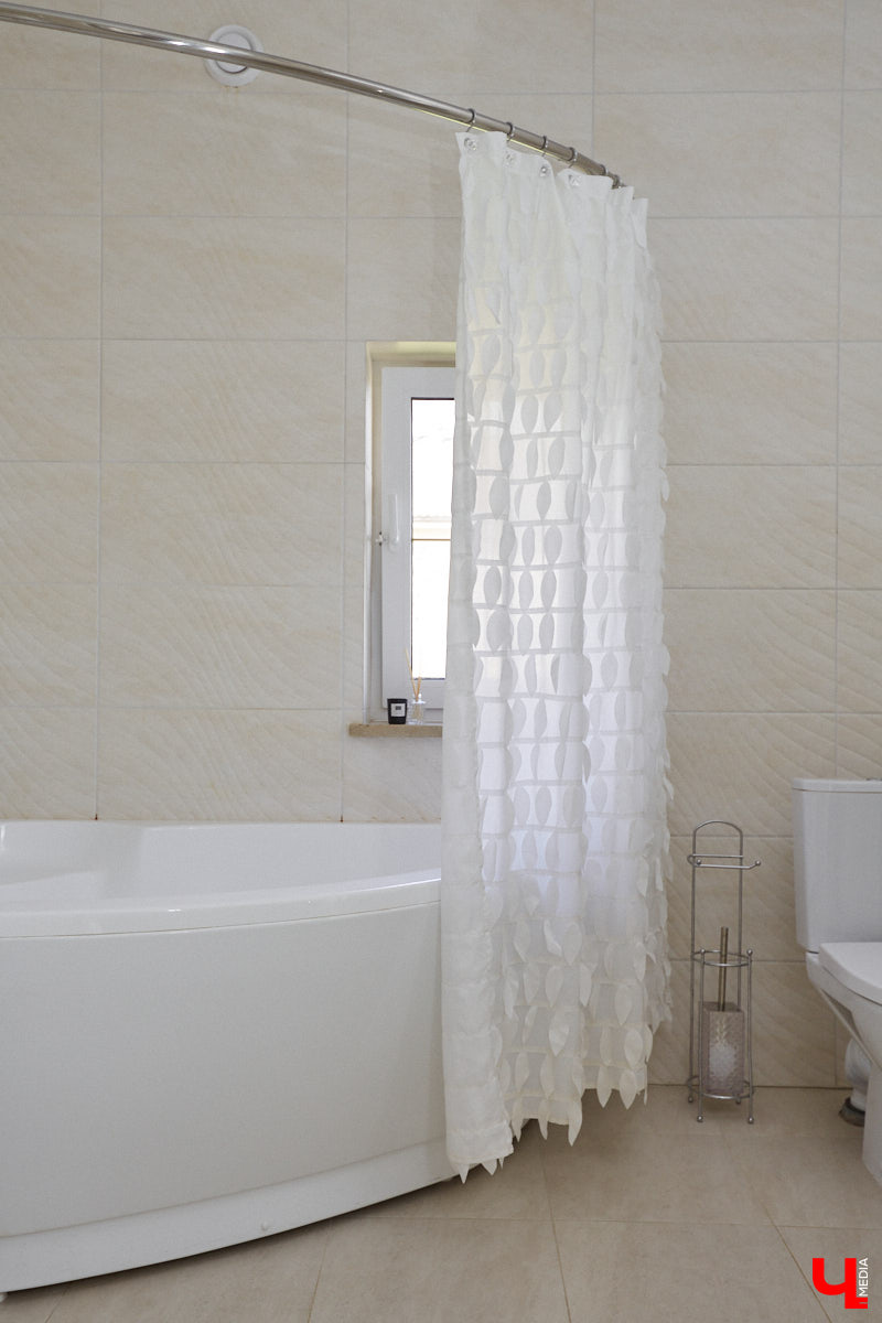 Решение о покупке коттеджа Анна вместе с супругом приняла весной 2020 года, когда лужайка возле дома стала чем-то большим, чем просто участок земли. Правда, на момент приобретения это был еще и не дом вовсе, а лишь залитый фундамент будущего уютного гнездышка. Что из этого получилось? Смотрим и вдохновляемся!