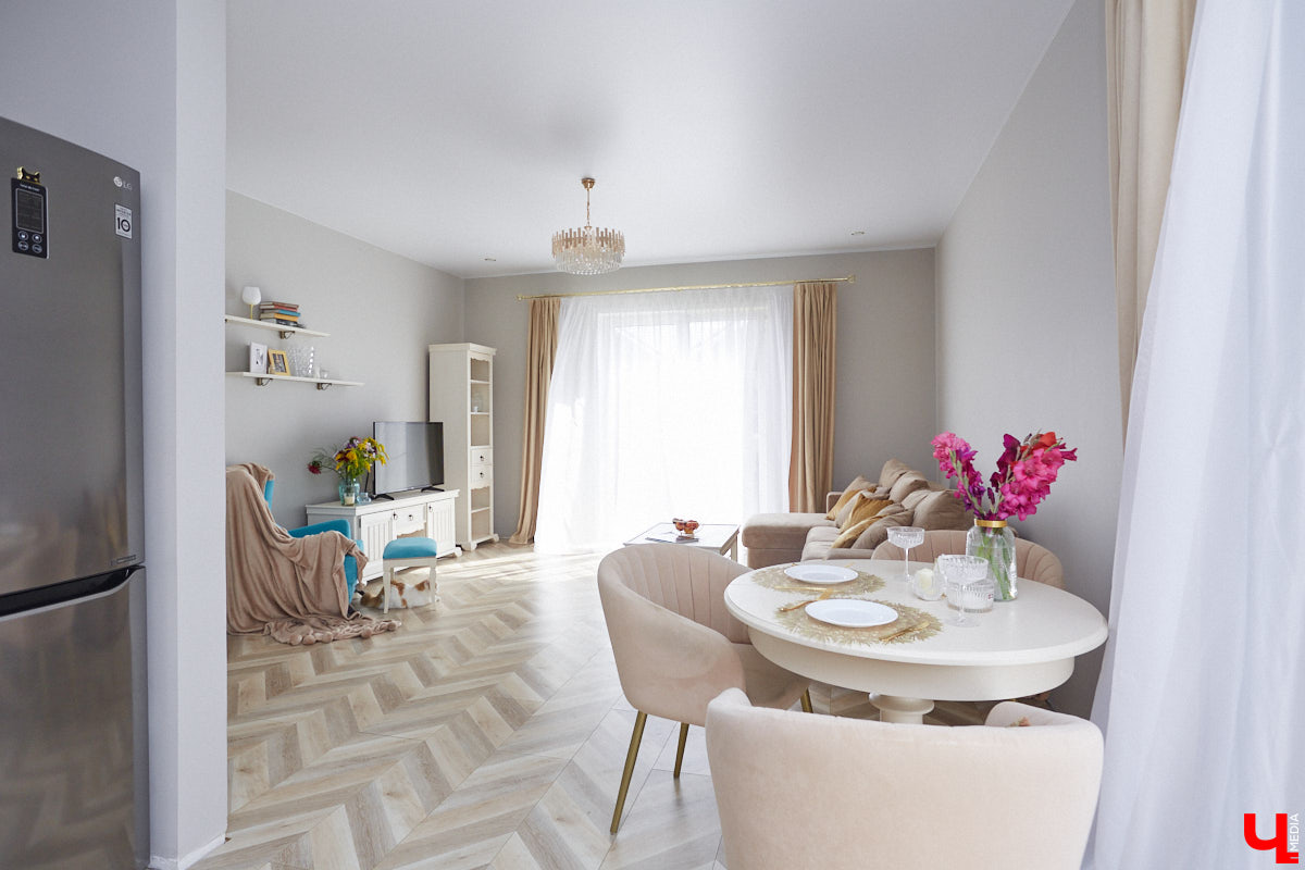 Решение о покупке коттеджа Анна вместе с супругом приняла весной 2020 года, когда лужайка возле дома стала чем-то большим, чем просто участок земли. Правда, на момент приобретения это был еще и не дом вовсе, а лишь залитый фундамент будущего уютного гнездышка. Что из этого получилось? Смотрим и вдохновляемся!