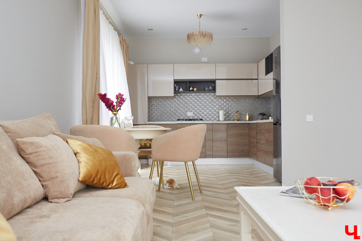 Решение о покупке коттеджа Анна вместе с супругом приняла весной 2020 года, когда лужайка возле дома стала чем-то большим, чем просто участок земли. Правда, на момент приобретения это был еще и не дом вовсе, а лишь залитый фундамент будущего уютного гнездышка. Что из этого получилось? Смотрим и вдохновляемся!