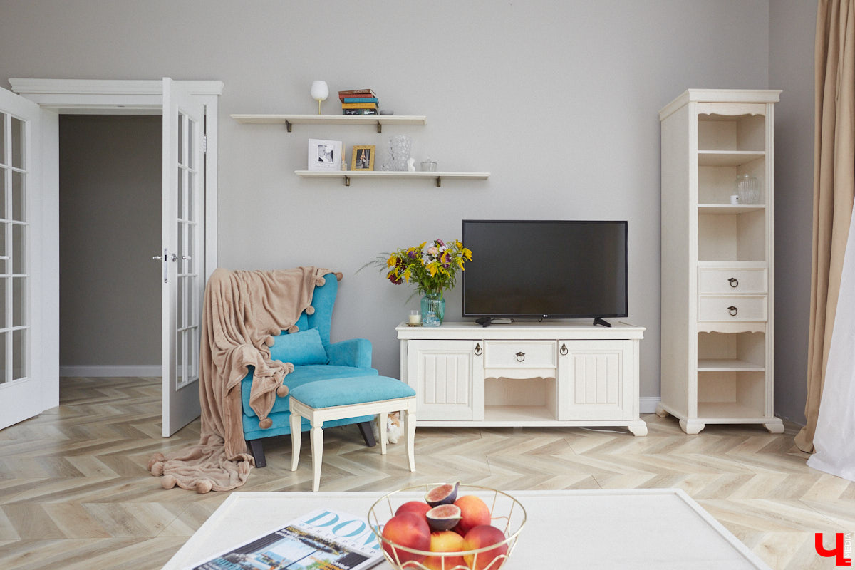 Решение о покупке коттеджа Анна вместе с супругом приняла весной 2020 года, когда лужайка возле дома стала чем-то большим, чем просто участок земли. Правда, на момент приобретения это был еще и не дом вовсе, а лишь залитый фундамент будущего уютного гнездышка. Что из этого получилось? Смотрим и вдохновляемся!