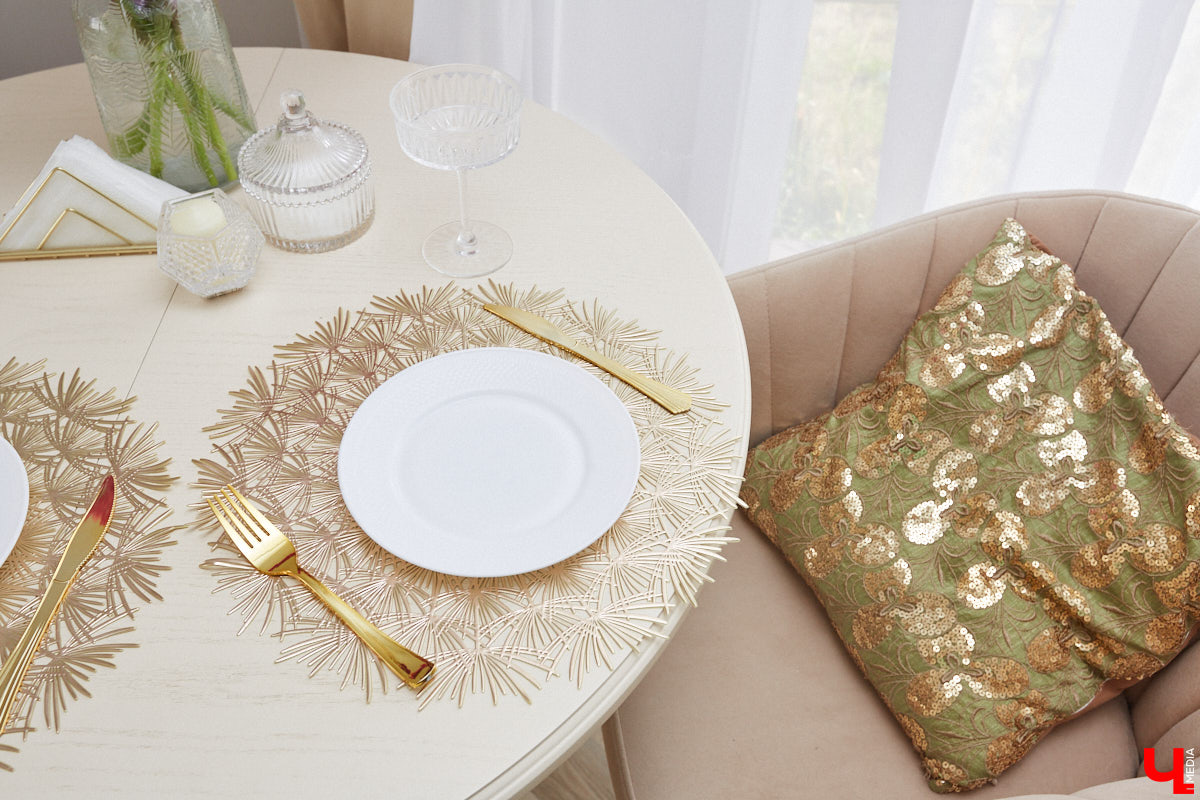 Решение о покупке коттеджа Анна вместе с супругом приняла весной 2020 года, когда лужайка возле дома стала чем-то большим, чем просто участок земли. Правда, на момент приобретения это был еще и не дом вовсе, а лишь залитый фундамент будущего уютного гнездышка. Что из этого получилось? Смотрим и вдохновляемся!