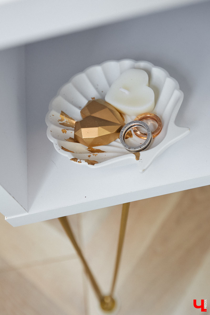 Решение о покупке коттеджа Анна вместе с супругом приняла весной 2020 года, когда лужайка возле дома стала чем-то большим, чем просто участок земли. Правда, на момент приобретения это был еще и не дом вовсе, а лишь залитый фундамент будущего уютного гнездышка. Что из этого получилось? Смотрим и вдохновляемся!