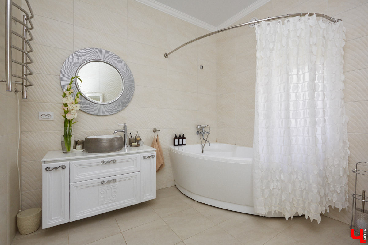 Решение о покупке коттеджа Анна вместе с супругом приняла весной 2020 года, когда лужайка возле дома стала чем-то большим, чем просто участок земли. Правда, на момент приобретения это был еще и не дом вовсе, а лишь залитый фундамент будущего уютного гнездышка. Что из этого получилось? Смотрим и вдохновляемся!