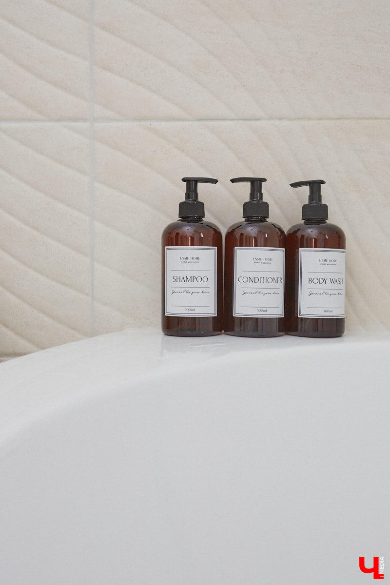 Решение о покупке коттеджа Анна вместе с супругом приняла весной 2020 года, когда лужайка возле дома стала чем-то большим, чем просто участок земли. Правда, на момент приобретения это был еще и не дом вовсе, а лишь залитый фундамент будущего уютного гнездышка. Что из этого получилось? Смотрим и вдохновляемся!