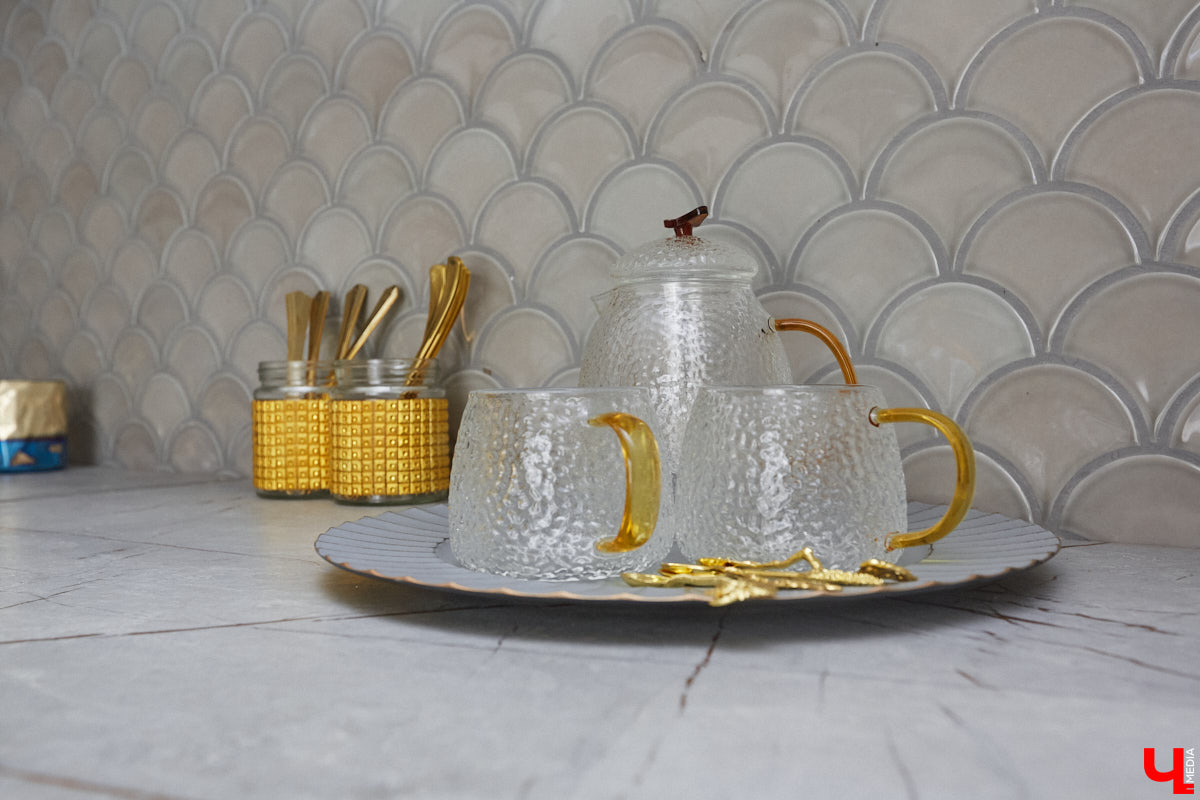 Решение о покупке коттеджа Анна вместе с супругом приняла весной 2020 года, когда лужайка возле дома стала чем-то большим, чем просто участок земли. Правда, на момент приобретения это был еще и не дом вовсе, а лишь залитый фундамент будущего уютного гнездышка. Что из этого получилось? Смотрим и вдохновляемся!