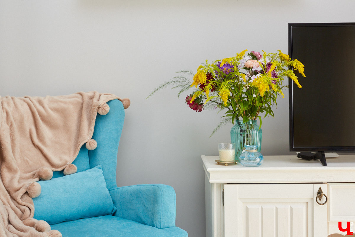 Решение о покупке коттеджа Анна вместе с супругом приняла весной 2020 года, когда лужайка возле дома стала чем-то большим, чем просто участок земли. Правда, на момент приобретения это был еще и не дом вовсе, а лишь залитый фундамент будущего уютного гнездышка. Что из этого получилось? Смотрим и вдохновляемся!