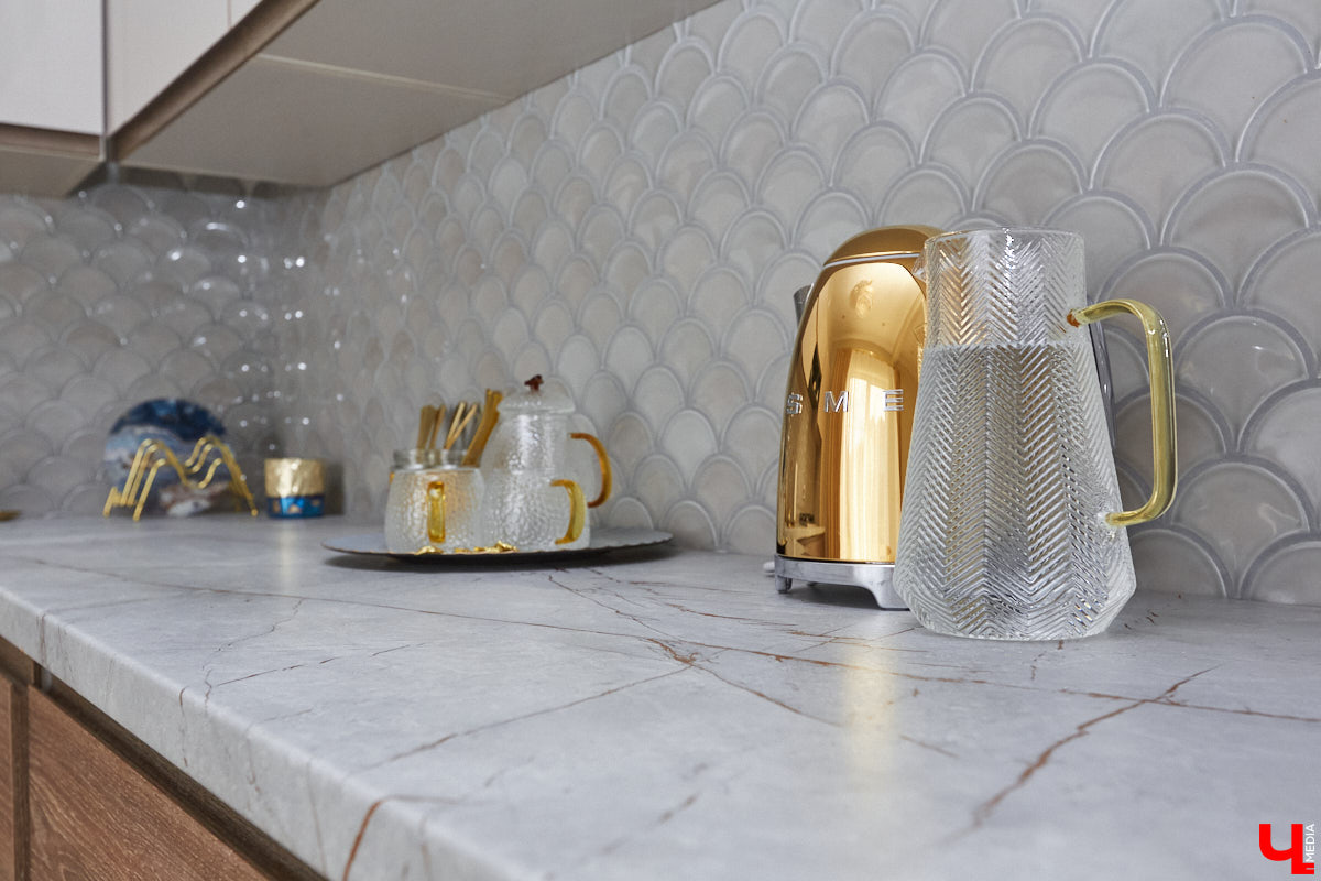 Решение о покупке коттеджа Анна вместе с супругом приняла весной 2020 года, когда лужайка возле дома стала чем-то большим, чем просто участок земли. Правда, на момент приобретения это был еще и не дом вовсе, а лишь залитый фундамент будущего уютного гнездышка. Что из этого получилось? Смотрим и вдохновляемся!