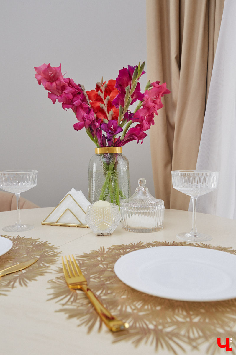 Решение о покупке коттеджа Анна вместе с супругом приняла весной 2020 года, когда лужайка возле дома стала чем-то большим, чем просто участок земли. Правда, на момент приобретения это был еще и не дом вовсе, а лишь залитый фундамент будущего уютного гнездышка. Что из этого получилось? Смотрим и вдохновляемся!