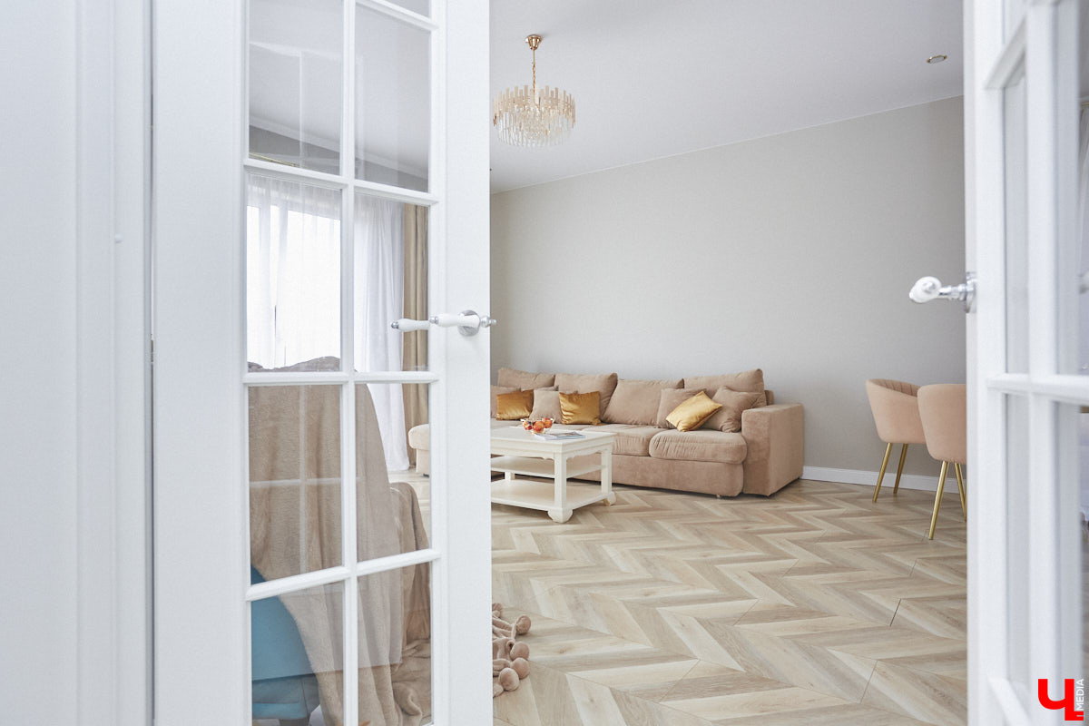 Решение о покупке коттеджа Анна вместе с супругом приняла весной 2020 года, когда лужайка возле дома стала чем-то большим, чем просто участок земли. Правда, на момент приобретения это был еще и не дом вовсе, а лишь залитый фундамент будущего уютного гнездышка. Что из этого получилось? Смотрим и вдохновляемся!