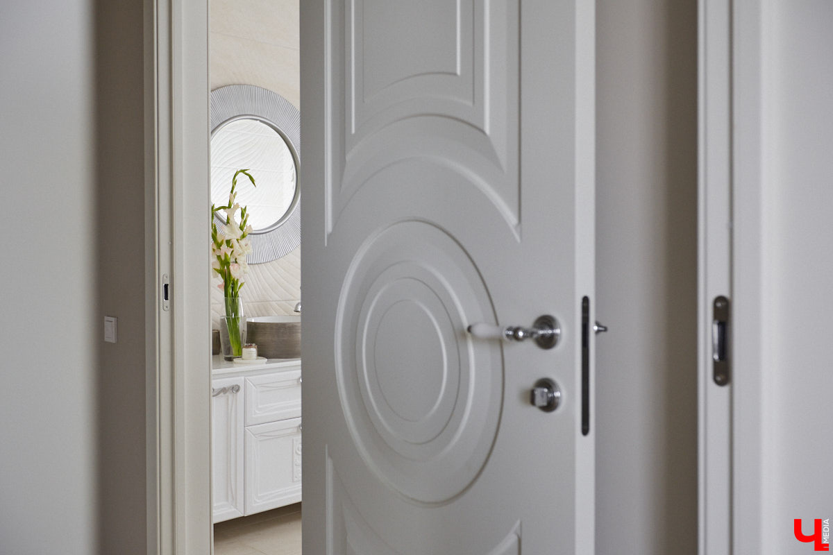 Решение о покупке коттеджа Анна вместе с супругом приняла весной 2020 года, когда лужайка возле дома стала чем-то большим, чем просто участок земли. Правда, на момент приобретения это был еще и не дом вовсе, а лишь залитый фундамент будущего уютного гнездышка. Что из этого получилось? Смотрим и вдохновляемся!