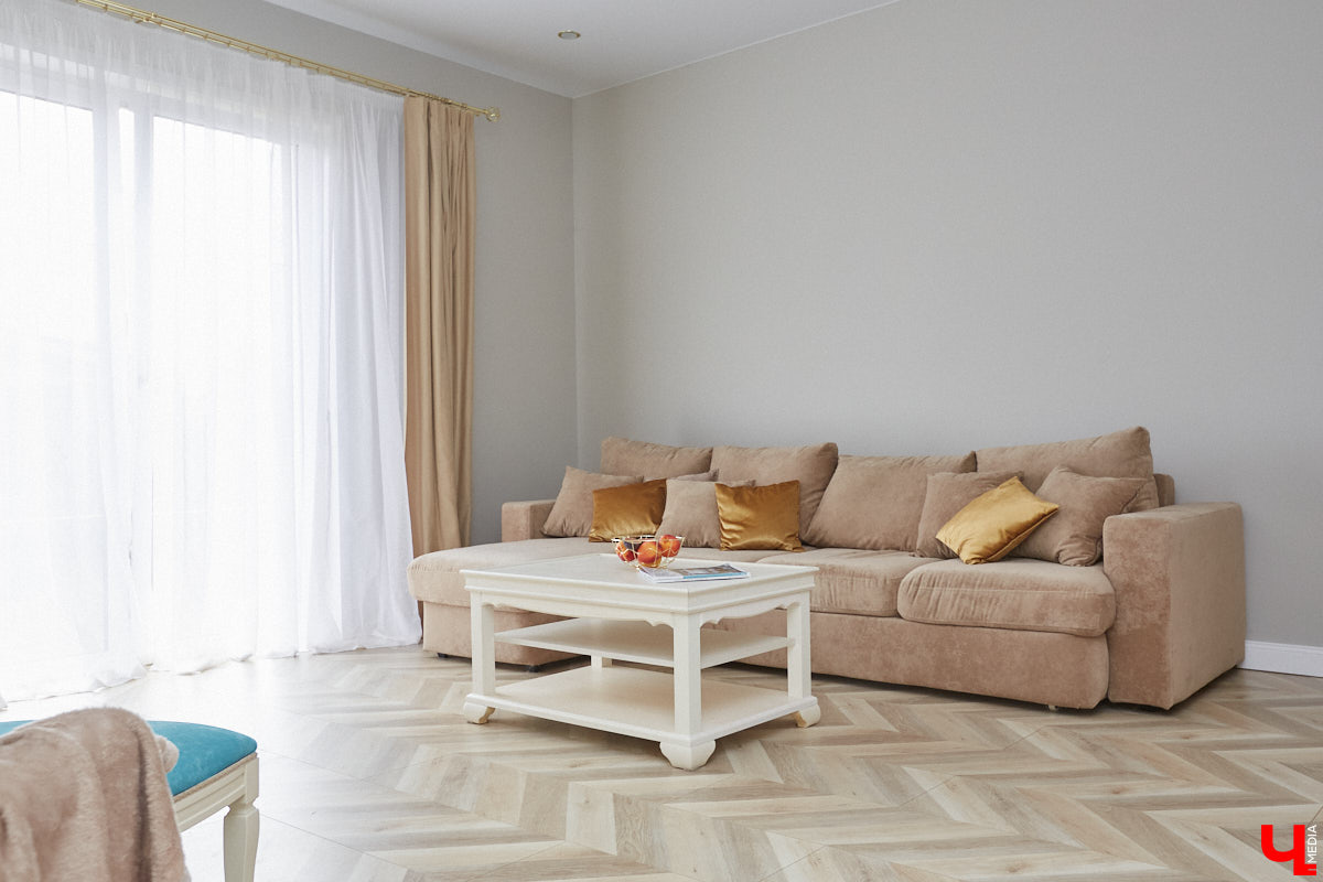 Решение о покупке коттеджа Анна вместе с супругом приняла весной 2020 года, когда лужайка возле дома стала чем-то большим, чем просто участок земли. Правда, на момент приобретения это был еще и не дом вовсе, а лишь залитый фундамент будущего уютного гнездышка. Что из этого получилось? Смотрим и вдохновляемся!