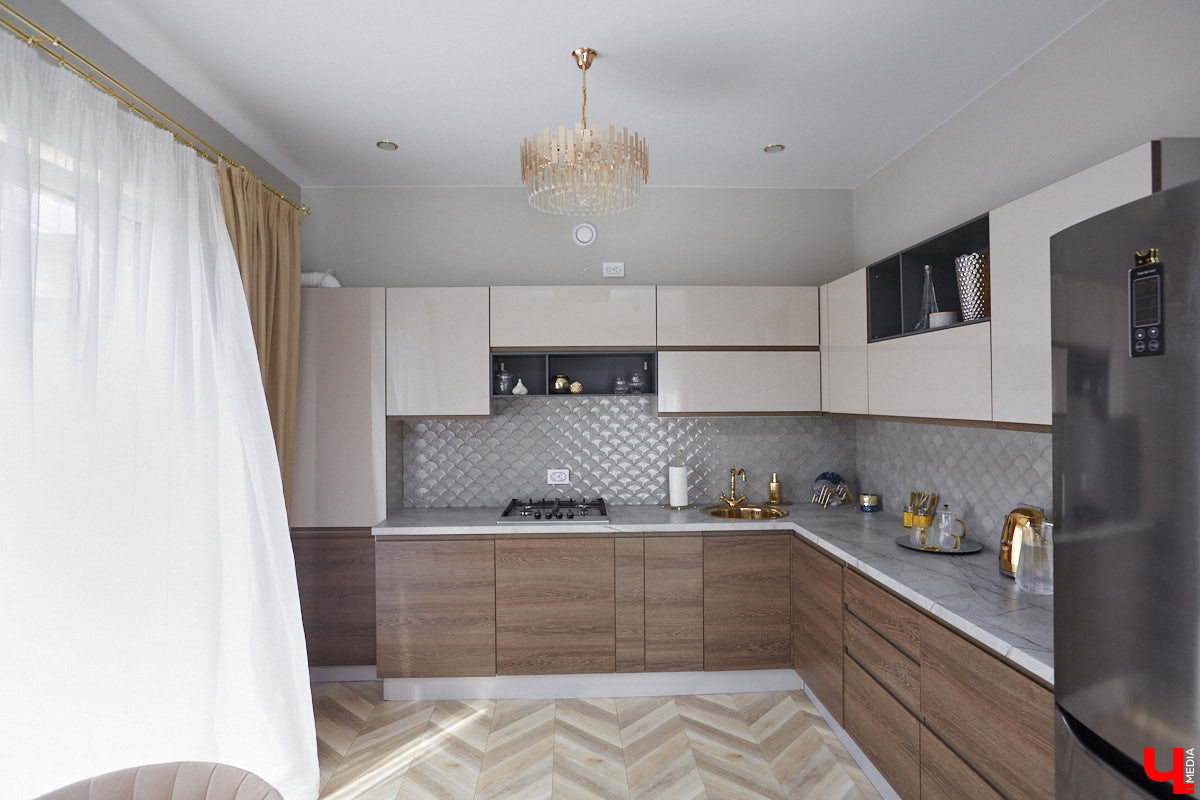 Решение о покупке коттеджа Анна вместе с супругом приняла весной 2020 года, когда лужайка возле дома стала чем-то большим, чем просто участок земли. Правда, на момент приобретения это был еще и не дом вовсе, а лишь залитый фундамент будущего уютного гнездышка. Что из этого получилось? Смотрим и вдохновляемся!