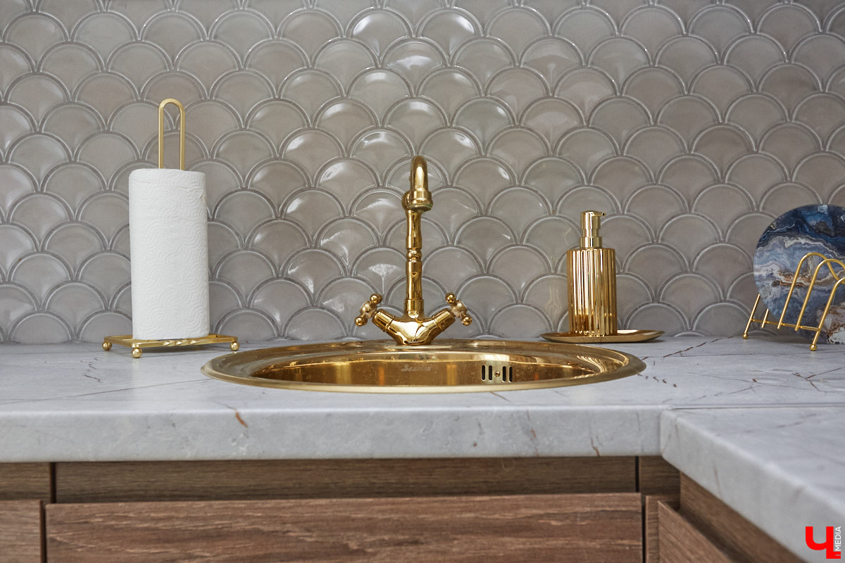 Решение о покупке коттеджа Анна вместе с супругом приняла весной 2020 года, когда лужайка возле дома стала чем-то большим, чем просто участок земли. Правда, на момент приобретения это был еще и не дом вовсе, а лишь залитый фундамент будущего уютного гнездышка. Что из этого получилось? Смотрим и вдохновляемся!