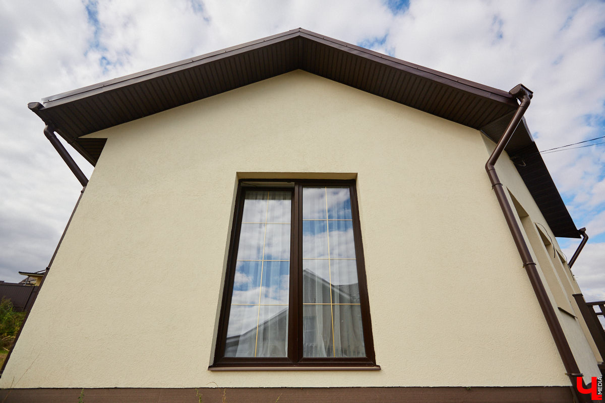 Решение о покупке коттеджа Анна вместе с супругом приняла весной 2020 года, когда лужайка возле дома стала чем-то большим, чем просто участок земли. Правда, на момент приобретения это был еще и не дом вовсе, а лишь залитый фундамент будущего уютного гнездышка. Что из этого получилось? Смотрим и вдохновляемся!