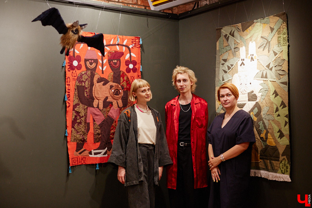 Открыть галерею просто, особенно в интернете – нужны лишь мечта, подходящее комьюнити, сайт и много работы. Но выпускница владимирского худграфа Анастасия Уткина успешно продвигает современных российских художников по текстилю не только в виртуальном, но и реальном мире.