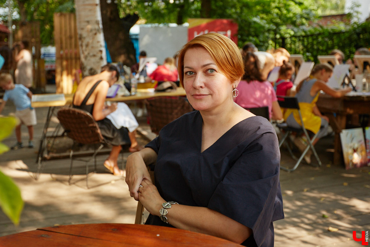 Открыть галерею просто, особенно в интернете – нужны лишь мечта, подходящее комьюнити, сайт и много работы. Но выпускница владимирского худграфа Анастасия Уткина успешно продвигает современных российских художников по текстилю не только в виртуальном, но и реальном мире.