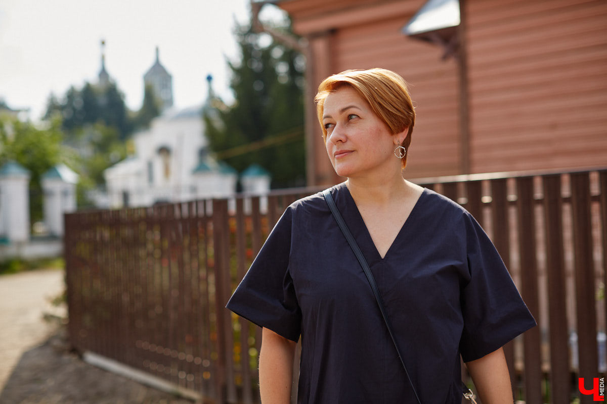 Открыть галерею просто, особенно в интернете – нужны лишь мечта, подходящее комьюнити, сайт и много работы. Но выпускница владимирского худграфа Анастасия Уткина успешно продвигает современных российских художников по текстилю не только в виртуальном, но и реальном мире.