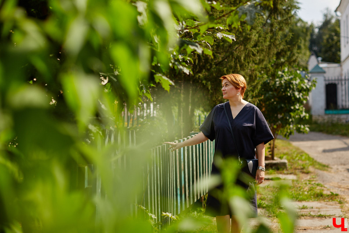 Открыть галерею просто, особенно в интернете – нужны лишь мечта, подходящее комьюнити, сайт и много работы. Но выпускница владимирского худграфа Анастасия Уткина успешно продвигает современных российских художников по текстилю не только в виртуальном, но и реальном мире.