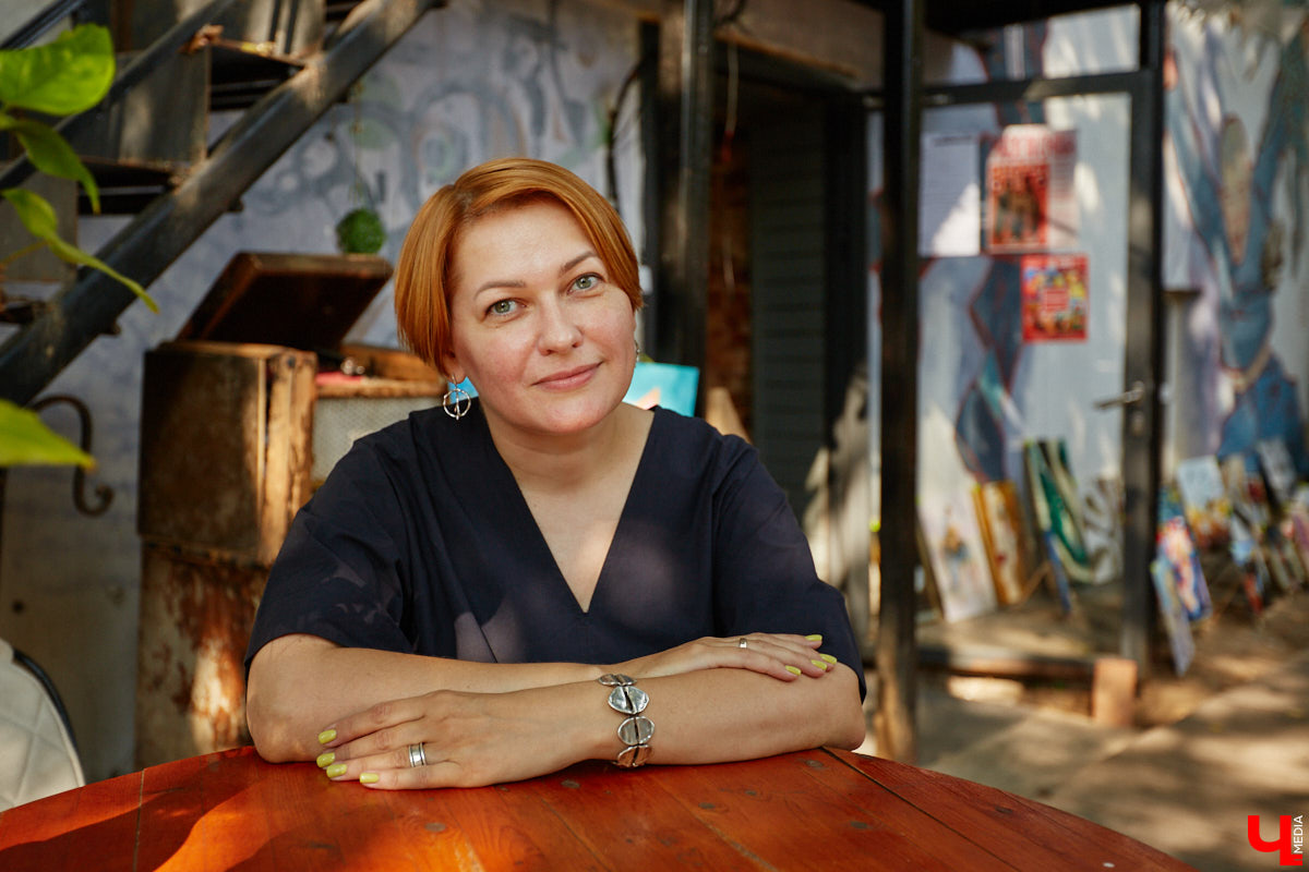 Открыть галерею просто, особенно в интернете – нужны лишь мечта, подходящее комьюнити, сайт и много работы. Но выпускница владимирского худграфа Анастасия Уткина успешно продвигает современных российских художников по текстилю не только в виртуальном, но и реальном мире.