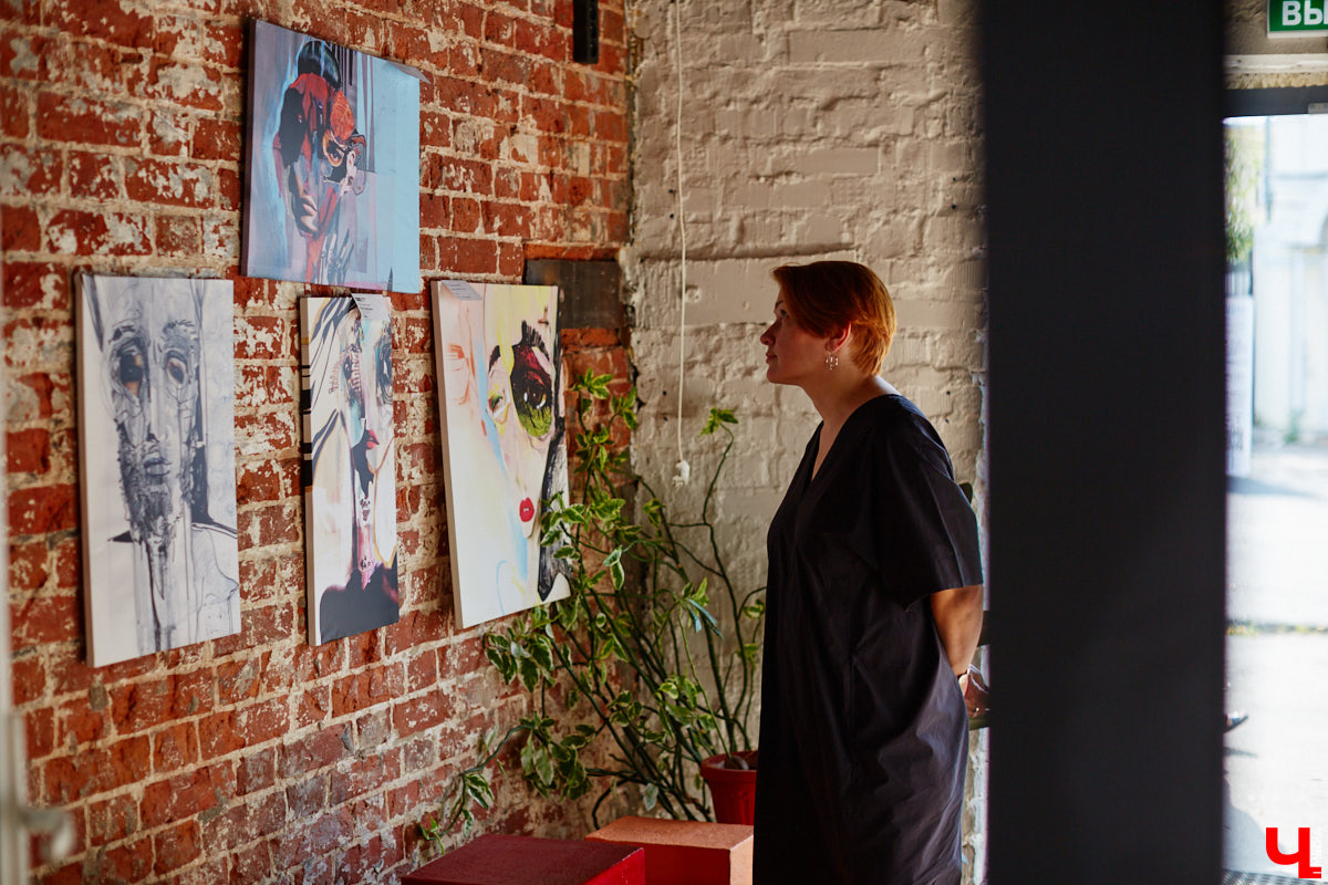 Открыть галерею просто, особенно в интернете – нужны лишь мечта, подходящее комьюнити, сайт и много работы. Но выпускница владимирского худграфа Анастасия Уткина успешно продвигает современных российских художников по текстилю не только в виртуальном, но и реальном мире.